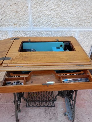 Máquina de coser Alfa en mueble Singer