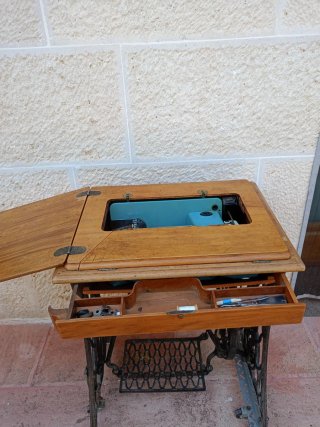 Máquina de coser Alfa en mueble Singer