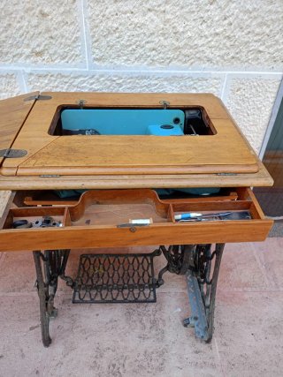 Máquina de coser Alfa en mueble Singer