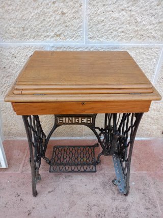 Máquina de coser Alfa en mueble Singer