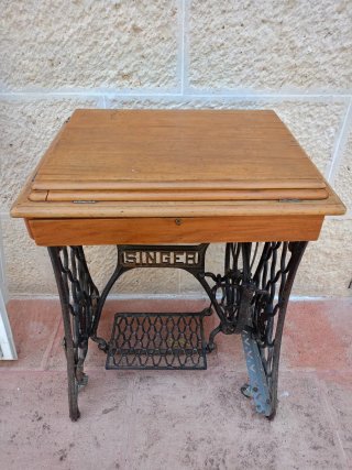 Máquina de coser Alfa en mueble Singer