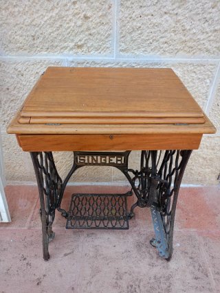 Máquina de coser Alfa en mueble Singer