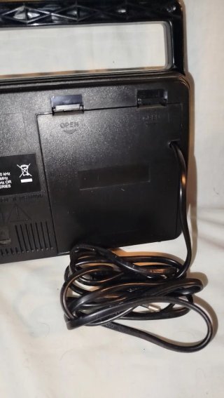 Radio Portátil sobremesa, enchufe AC o pilas.