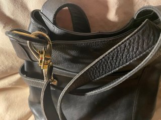 Bolso de piel negra. Calidad