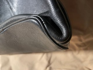 Bolso de piel negra. Calidad