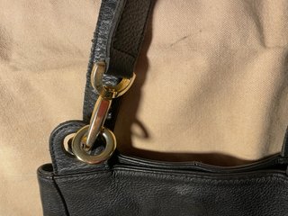Bolso de piel negra. Calidad