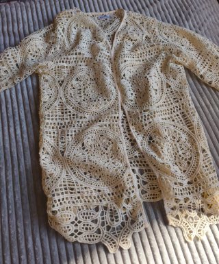 Chaqueta de encaje beige
