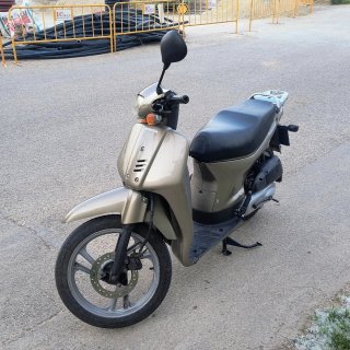 Honda Scooter Dorado y Negro