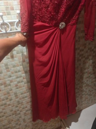 Vestido fiesta burdeos con pedrería