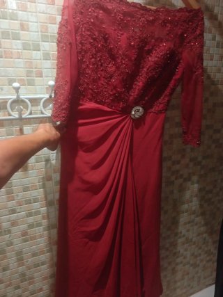 Vestido fiesta burdeos con pedrería