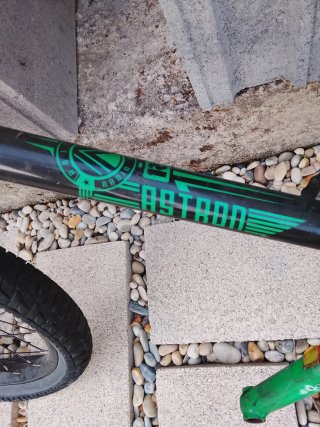 Bicicleta BMX cuadro negro
