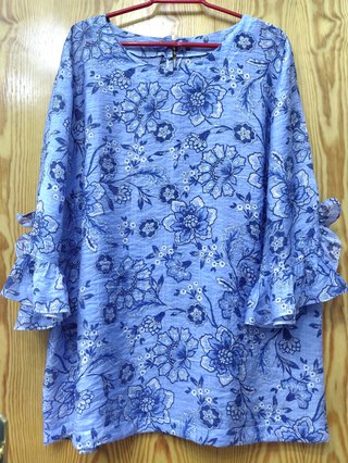 Blusa floral azul y blanca talla XXL