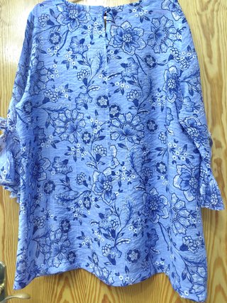 Blusa floral azul y blanca talla XXL