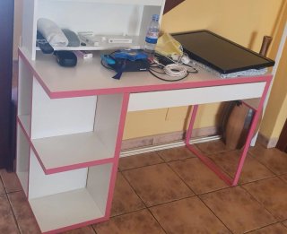 Escritorio infantil blanco y rosa