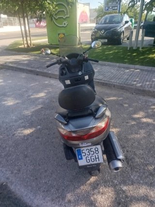 Maxi Scooter Negra