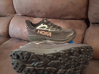 Hoka Zapatillas Trail Running Negras y Doradas