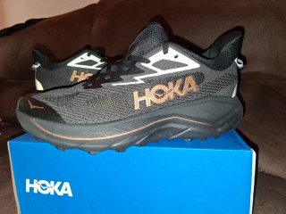 Hoka Zapatillas Trail Running Negras y Doradas