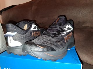 Hoka Zapatillas Trail Running Negras y Doradas