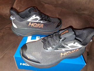 Hoka Zapatillas Trail Running Negras y Doradas