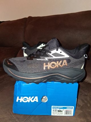 Hoka Zapatillas Trail Running Negras y Doradas