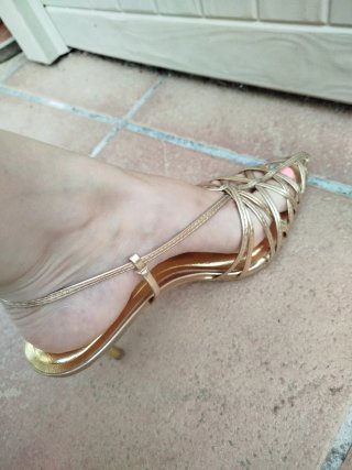 Zapatos dorados elegantes para eventos