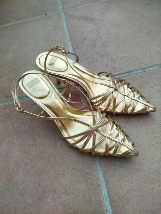 Zapatos dorados elegantes para eventos