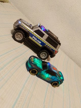 Coches de policía de juguete con luces