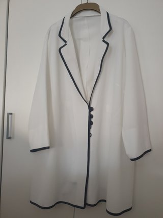 Chaqueta blanca con ribete negro