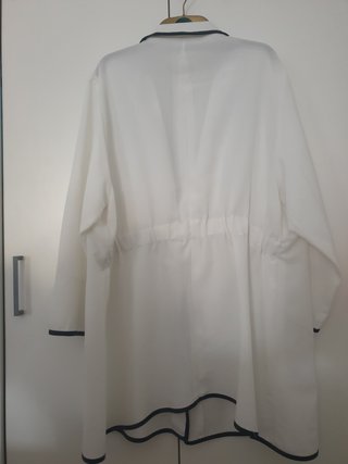 Chaqueta blanca con ribete negro