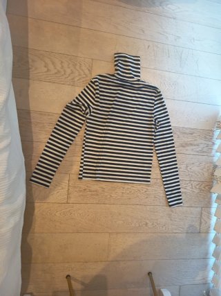 Jersey cuello alto rayas blanco y negro
