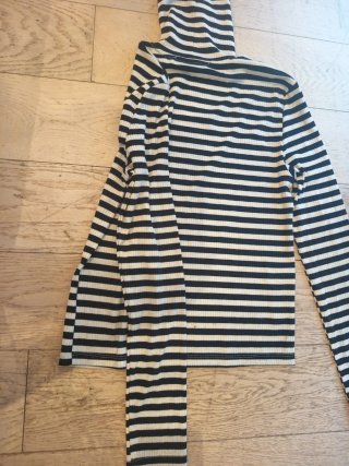 Jersey cuello alto rayas blanco y negro