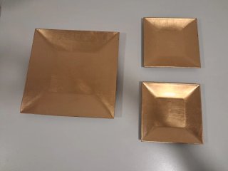 Juego 3 platos cuadrados dorados