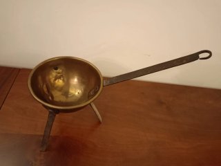 Cazo antiguo de latón con trípode