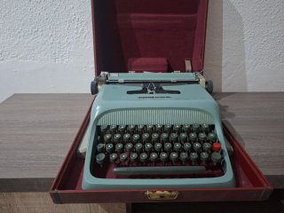 Máquina de escribir Olivetti Studio 44