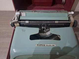 Máquina de escribir Olivetti Studio 44