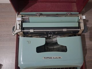 Máquina de escribir Olivetti Studio 44