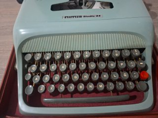 Máquina de escribir Olivetti Studio 44