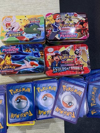 Cajas y cartas Pokémon