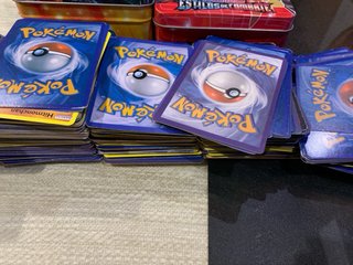 Cajas y cartas Pokémon