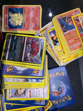 Cajas y cartas Pokémon