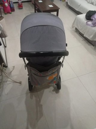 Carro de bebé gris
