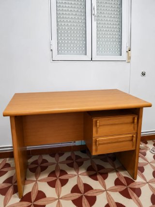Escritorio de madera con cajones