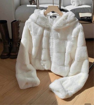 Abrigo de piel suave beige y blanco