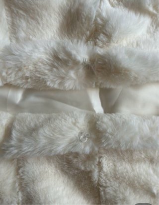 Abrigo de piel suave beige y blanco