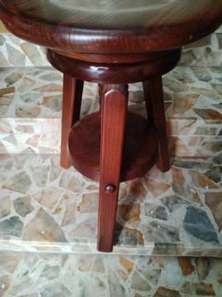 Taburete de madera regulable