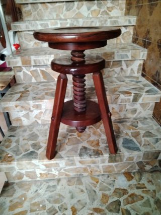 Taburete de madera regulable