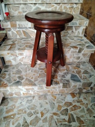 Taburete de madera regulable