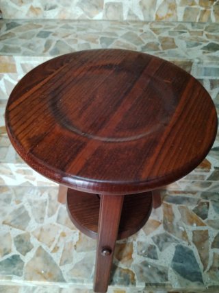 Taburete de madera regulable