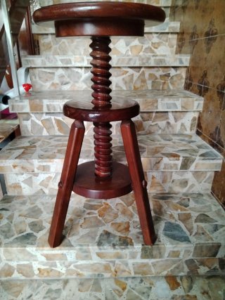 Taburete de madera regulable