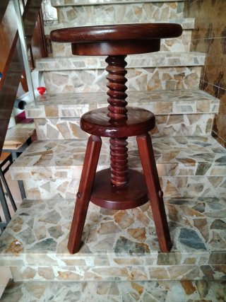Taburete de madera regulable